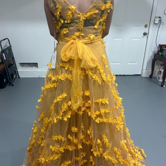 Luxury brands new dress is perfect for graduation, wedding or engagement. - Picture 3 of 7